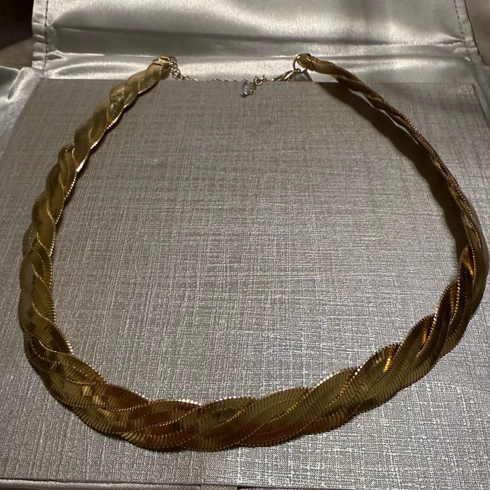 Elegant Gold Twisted Necklace